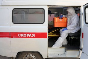 Врачи в Омске привезли коронавирусных больных прямо к зданию местного Минздрава