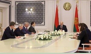 Лукашенко заявил, что против него развернули "уже не информационную, а террористическую войну"