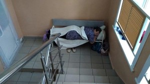 Мест нет даже в коридоре. В сибирской больнице коронавирусных пациентов положили на лестничную клетку
