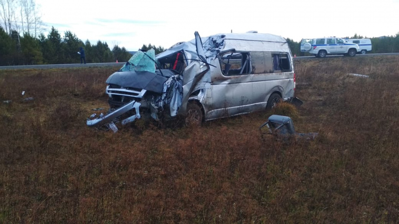 В Красноярском крае перевернулся пассажирский микроавтобус, пострадало восемь человек