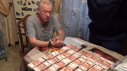 Куча денег, иконы и позолота. ФСБ показала видео обыска у экс-мэра Челябинска
