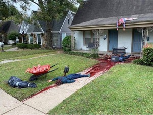 Американец украсил дом бутафорскими трупами к Хэллоуину. Полиция приезжает регулярно