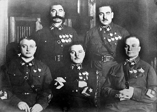 Первые пять маршалов (слева направо): Тухачевский, Ворошилов, Егоров (сидят), Будённый и Блюхер (стоят). Фото © Wikipedia