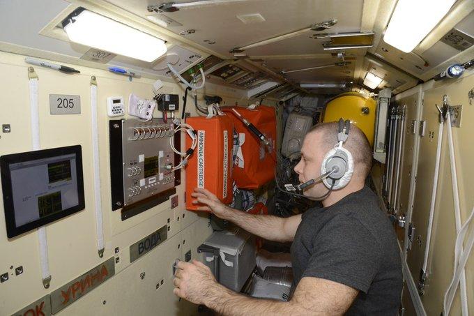 Российские космонавты начнут пить полученную из мочи воду
