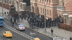 Московская полиция разгоняет участников протеста у Посольства Франции — видео