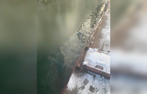 Затонувший катер стал причиной разлива нефтепродуктов в сибирском водохранилище