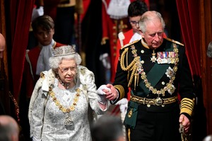 Королевский биограф раскрыл, когда Елизавета II уступит трон принцу Чарльзу