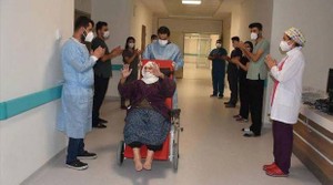 Выписывали под аплодисменты врачей. В Турции 120-летняя пациентка смогла вылечиться от коронавируса