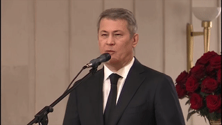 "Это несправедливо". Глава Башкирии не смог сдержать слёз на похоронах мэра Уфы, умершего от коронавируса — видео