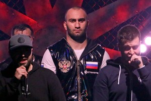Боксёр Мурат Гассиев после долгого перерыва вернулся на ринг и победил нокаутом в первом раунде