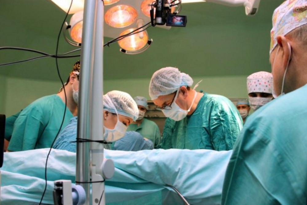 В Тюмени хирурги достали стекло из горла 4-месячного ребёнка