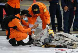 Обломки фюзеляжа индонезийского "боинга" нашли на глубине 23 метров