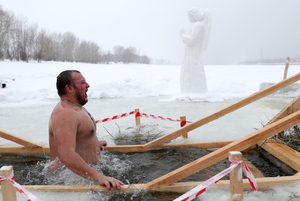 Онищенко оценил риск заразиться ковидом во время крещенских купаний