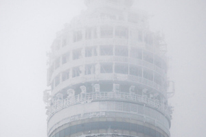 Из-за аномальной погоды в Москве заледенела Останкинская башня — фото