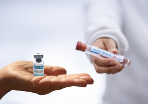 На этикетке вакцины AstraZeneca появилось предупреждение о тромбах
