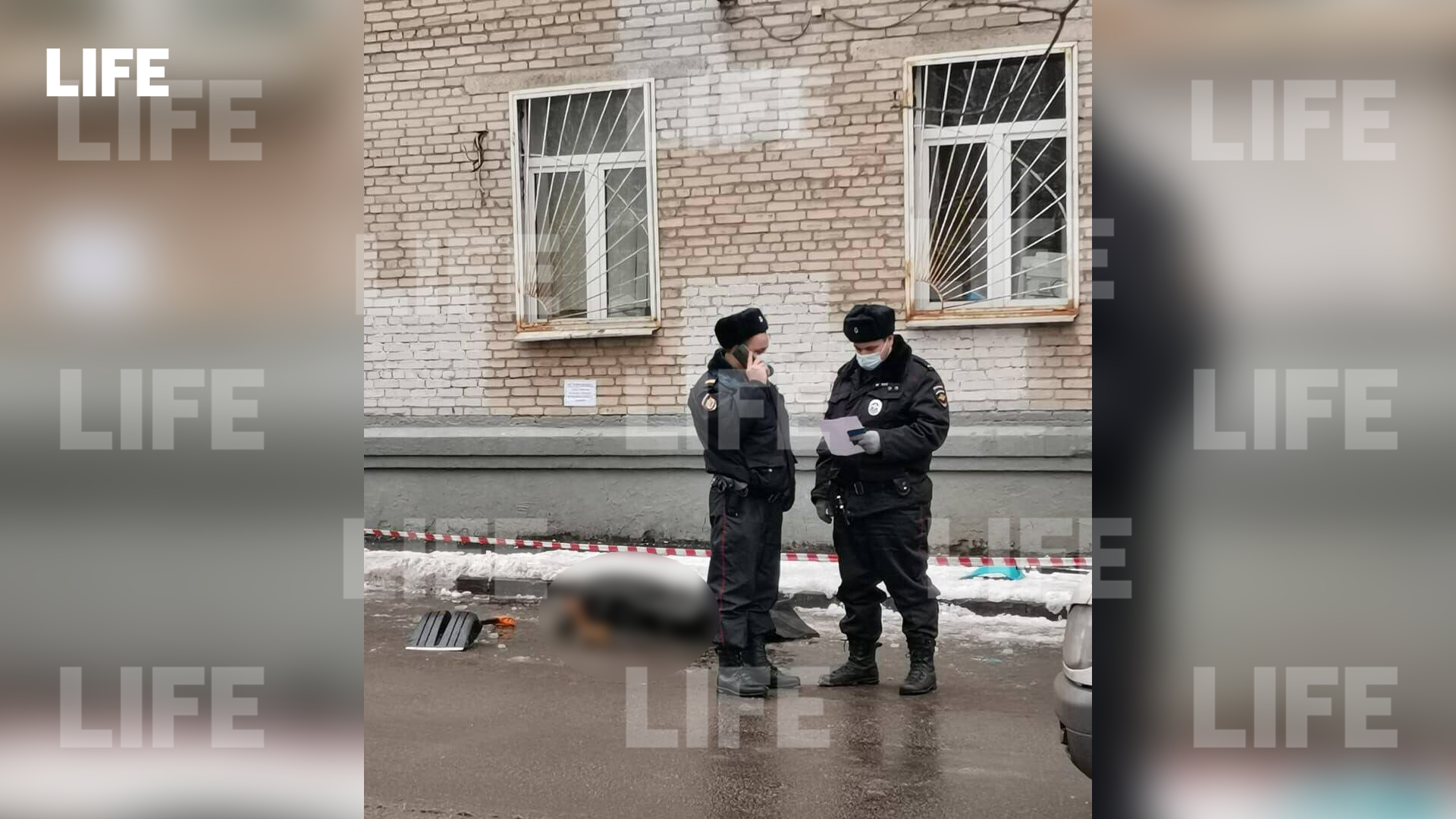 Мужчина упал с крыши. Мальчик упал с крыши в Москве.