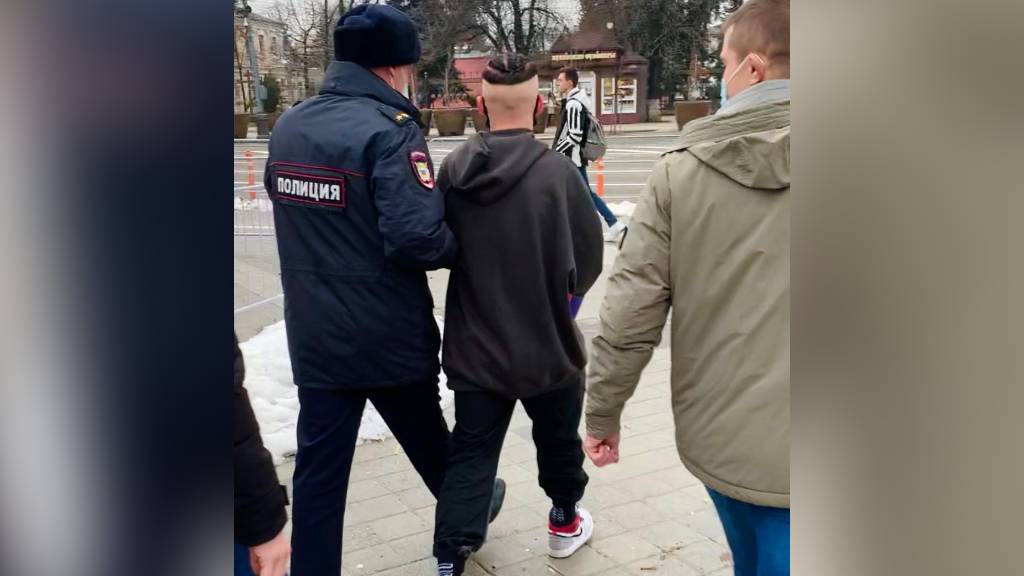 Тиктокера Даню Милохина задержали в Краснодаре во время встречи с толпой подписчиков