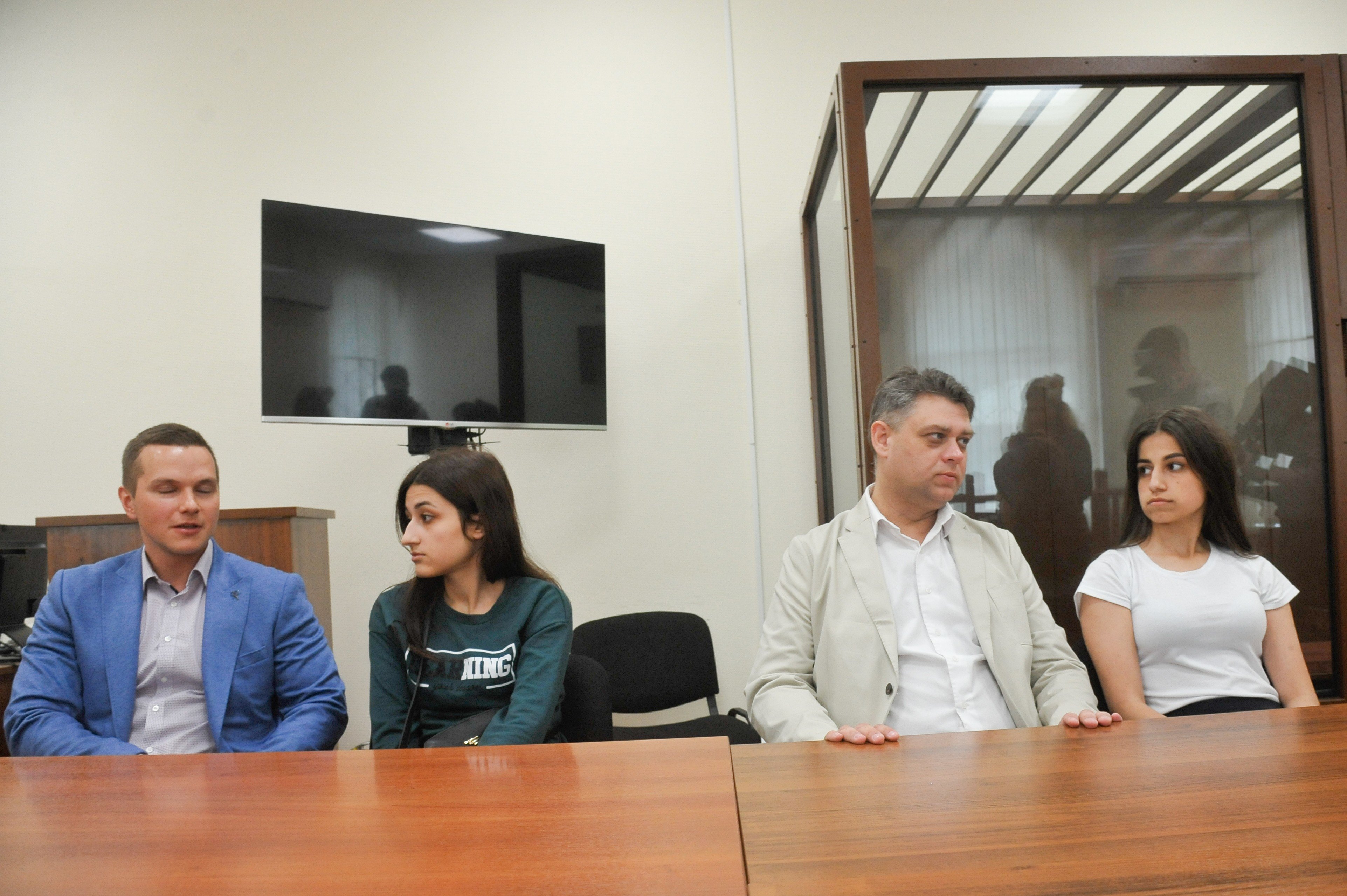 Суд с пятой попытки не смог отобрать коллегию присяжных по делу сестёр Хачатурян