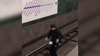Петербуржец сыграл в мяч на рельсах метро и может остаться без проезда в подземке