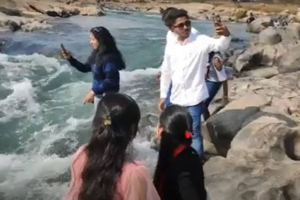 Девушка делала селфи, когда турист случайно столкнул её в бурлящую реку — предсмертное видео