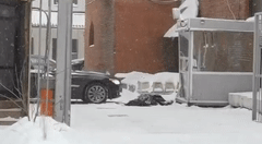 В центре Москвы водитель погиб под колёсами собственного авто — видео