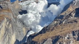 В Непале туристы завопили, сняв на видео движущуюся на них огромную лавину — видео