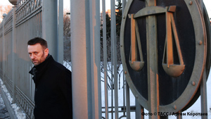 Лайф вспоминает дело "Ив Роше", за которое Алексею Навальному заменили срок на реальный