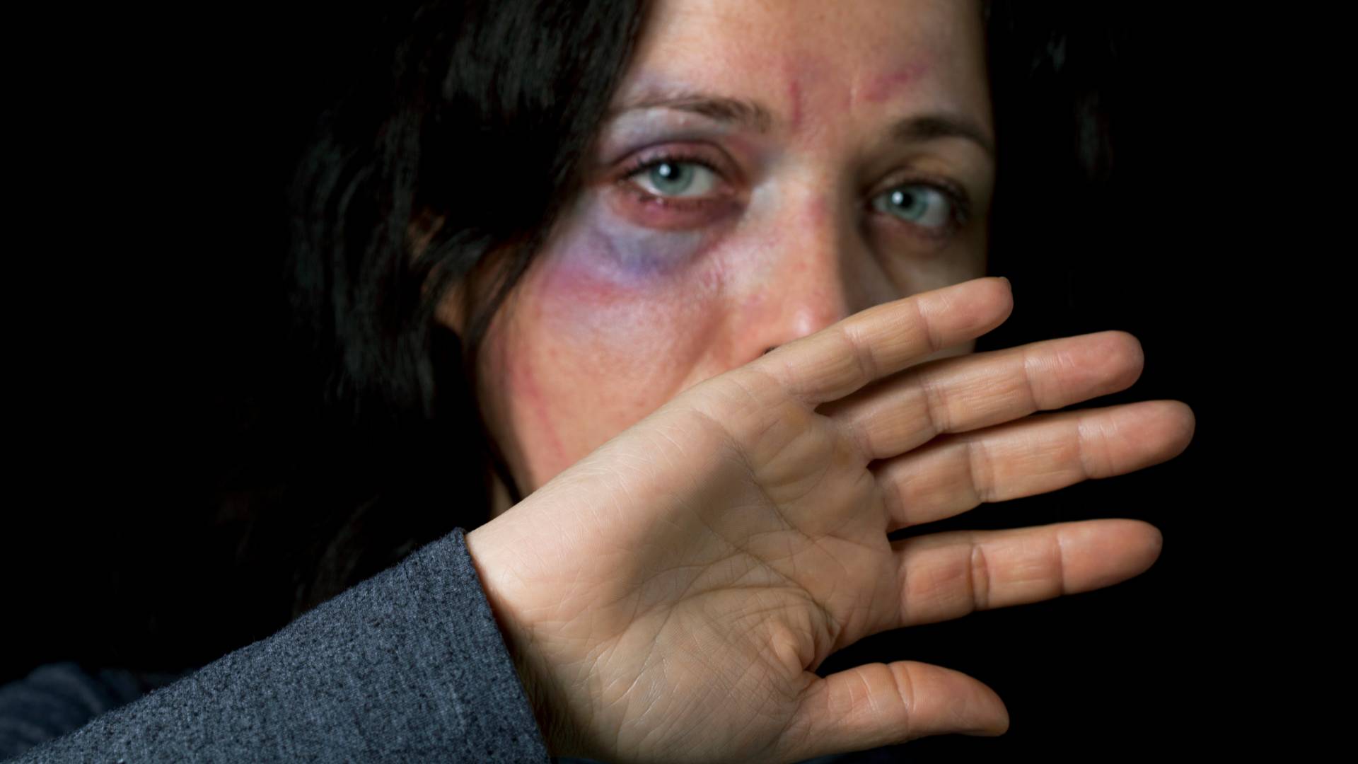 Отключение света на Украине спровоцировало рост случаев домашнего насилия