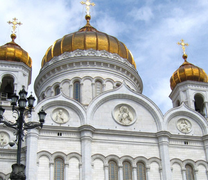 Пожилых россиян призвали не ходить в храмы на Рождество
