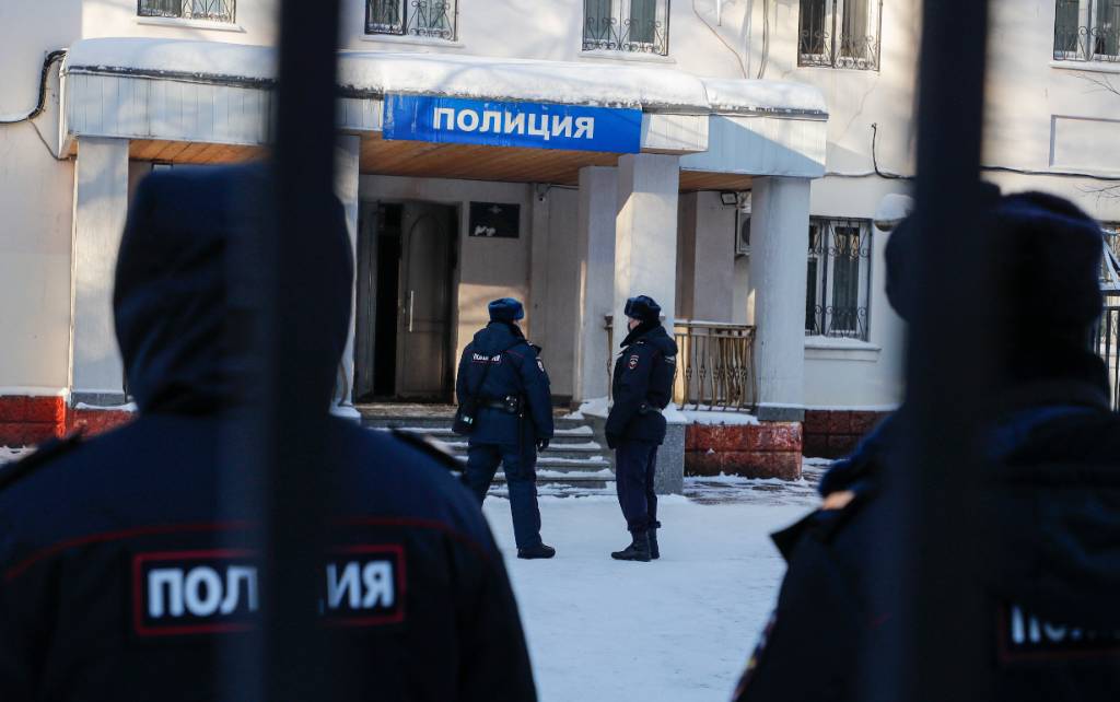 В Москве полицейского задержали за взятку, которую он попросил перевести своим коллегам