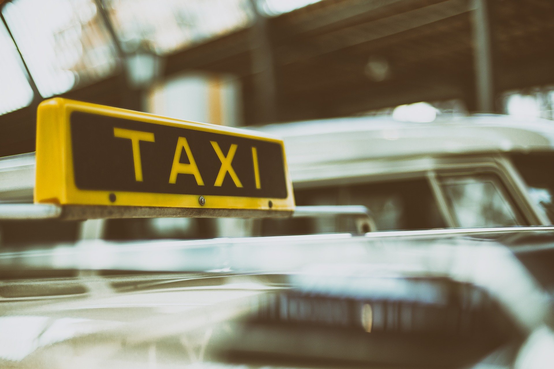 Таксист покатал пассажирку по терминалам Шереметьево за 17 тысяч рублей