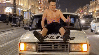 Питерский блогер проехал на капоте авто по Невскому, и теперь у него проблемы с полицией