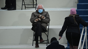 Берни Сандерс пришёл на инаугурацию Байдена в необычных варежках, несмотря на тёплую погоду