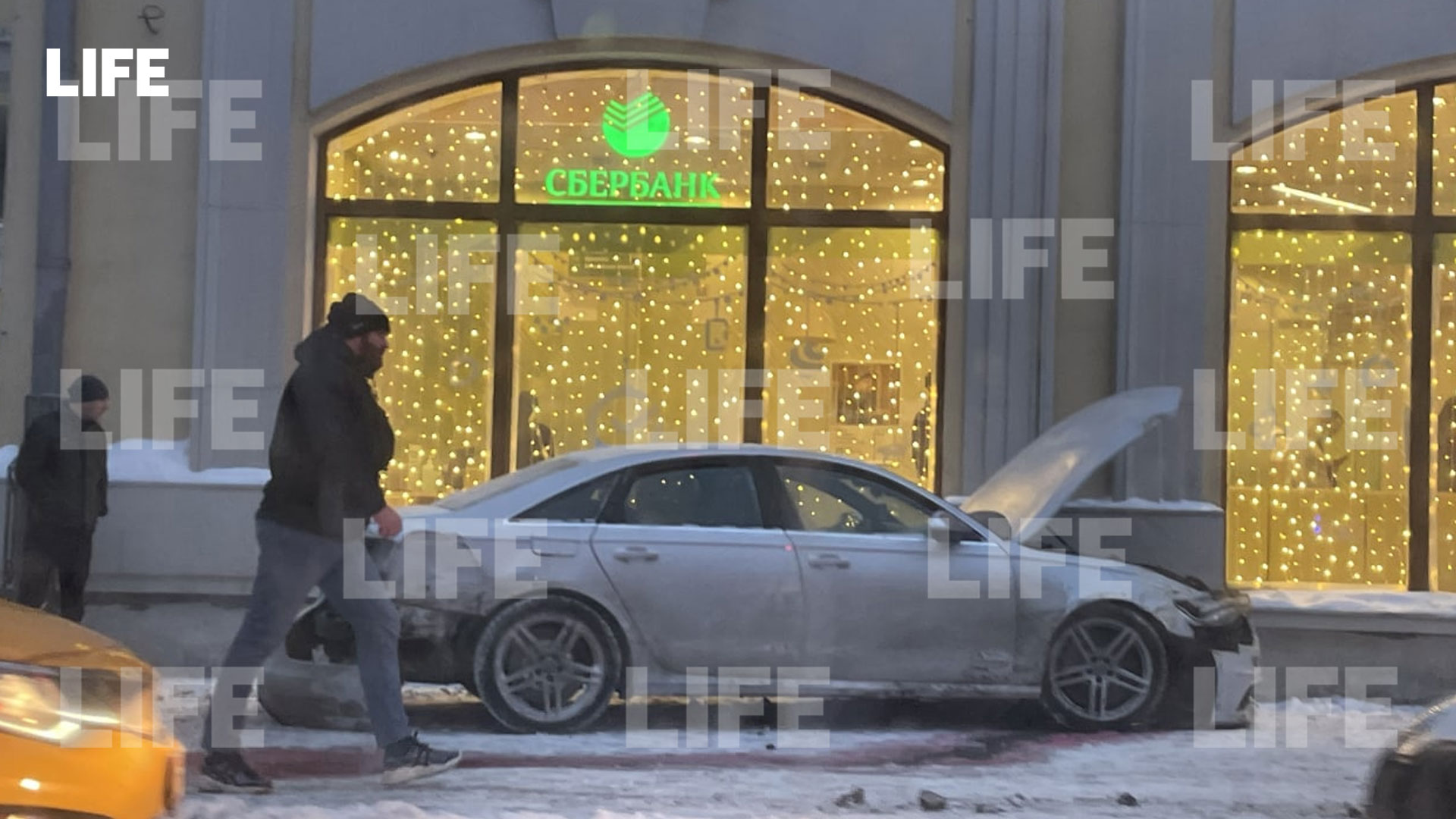 В центре Москвы легковушка вылетела на тротуар после столкновения с такси и сбила женщину