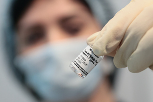 Перенёсшим коронавирус россиянам разрешили не вакцинироваться до осени