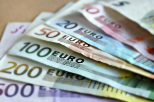 Курс евро упал ниже 74 рублей впервые с марта 2020 года