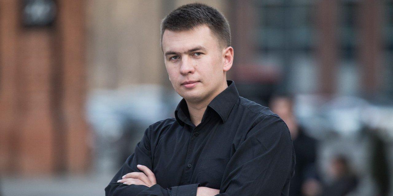 <p>Жизнь богатых и бедных заключённых разительно отличается. Во-первых, тут есть формальная часть: если у тебя есть деньги, ты можешь легально покупать дорогостоящие продукты. Например, в "Матросской Тишине" можно даже делать заказы из ресторанов и питаться не хуже, чем на воле. А во-вторых, есть неформальная система, когда заключённый, дав администрации денег, получает особые блага — прекрасную камеру, которая будет больше похожа на номер в отеле, ему будут приносить спиртное. Есть очень наглядный пример члена банды Цапка, который, находясь на одной из зон, ел раков и омаров, доставлявшихся ему с океана</p>