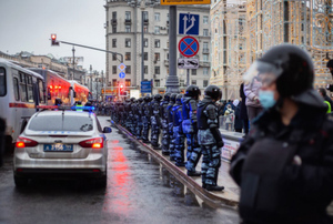 СК возбудил уголовные дела по факту насилия в отношении полицейских на незаконной акции в Москве