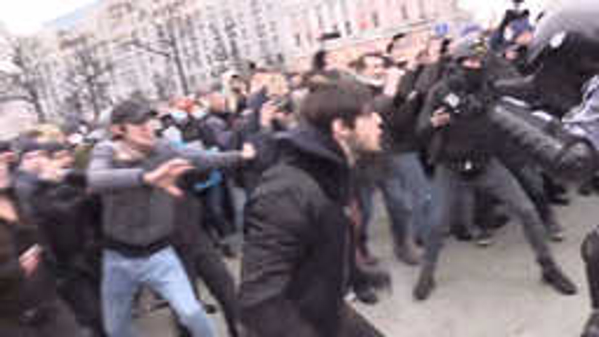 Митинги в связи смертью навального. Избиение протестующих.