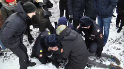 В Красноярске у митингующего случился приступ эпилепсии. Ему помогли полицейские — видео 