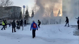 В Екатеринбурге протестующие бросили в полицию дымовую шашку — видео