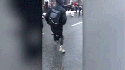 Протестующие в Москве "сыграли в футбол" шлемом бойца ОМОНа — видео