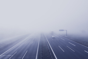 Дептранс экстренно предупредил московских водителей о сильном тумане и ухудшении видимости