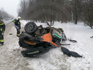 Автомобиль каршеринга превратился в кучу металлолома после аварии в Новой Москве