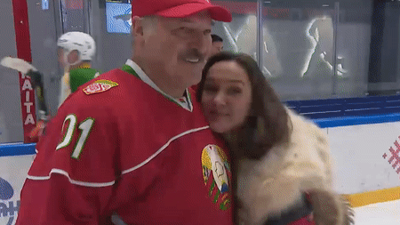 Болельщица вышла на лёд и поцеловала Лукашенко прямо в губы. Для этого ей пришлось пойти на кражу
