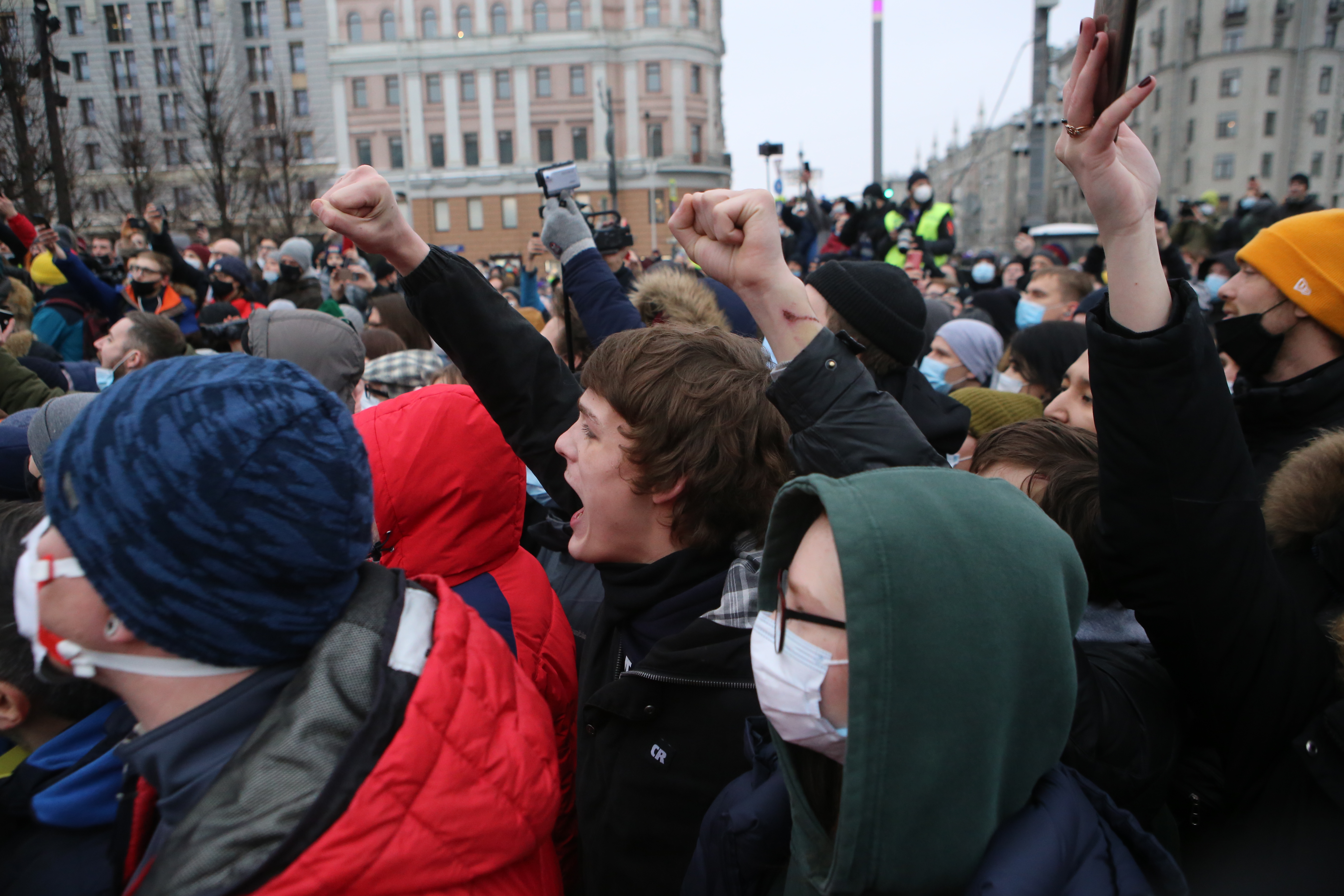 Небольшая группа людей для выражения протеста. Молодежь на митинге. Протесты молодежи. Участие в митингах. Протестные настроения в России.