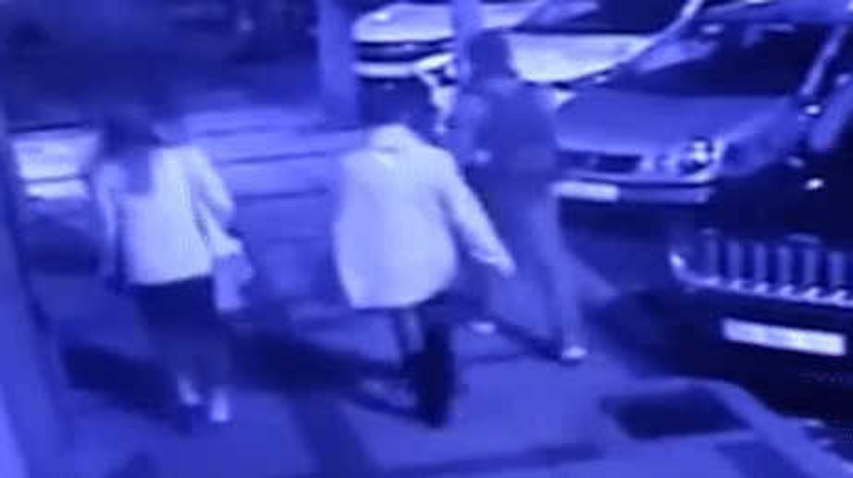 Нападения на россиян. Неизвестный напал на двух россиянок в Стамбуле. Нападение на русских туристов в Турции с ножом. Напал с мечом.
