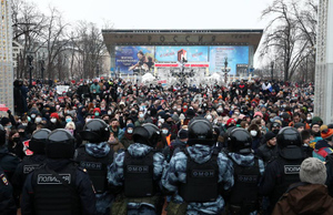 Пытались спасти от "агрессивных молодчиков". В Кремле оценили действия полиции при задержаниях во время незаконных митингов