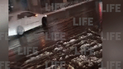 Мощный рёв моторов и визг шин. Дороги Владивостока превратились в каток после дождя и снега — видео