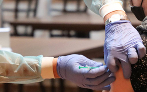 Жительнице Литвы случайно ввели сразу пять доз вакцины от коронавируса